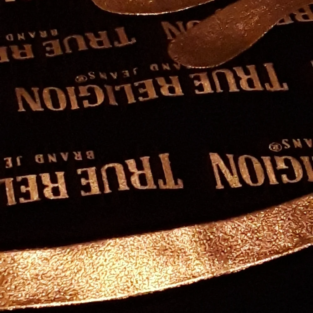 TRUE RELIGION GRAPHIC TEE  (THE LAST SHIRT IS IN WHITE/GOLD ONLY!!! (NO BLACK) - Picture 5 of 11